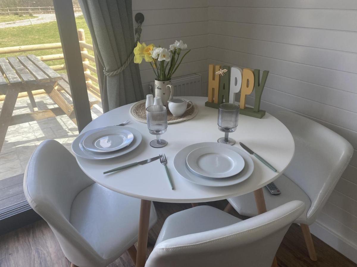 1-Bed Pod Cabin In Beautiful Surroundings 렉섬 외부 사진
