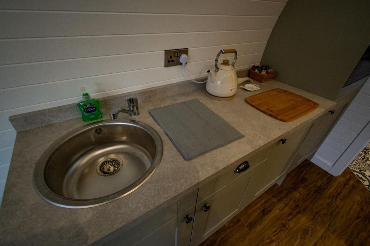 1-Bed Pod Cabin In Beautiful Surroundings 렉섬 외부 사진