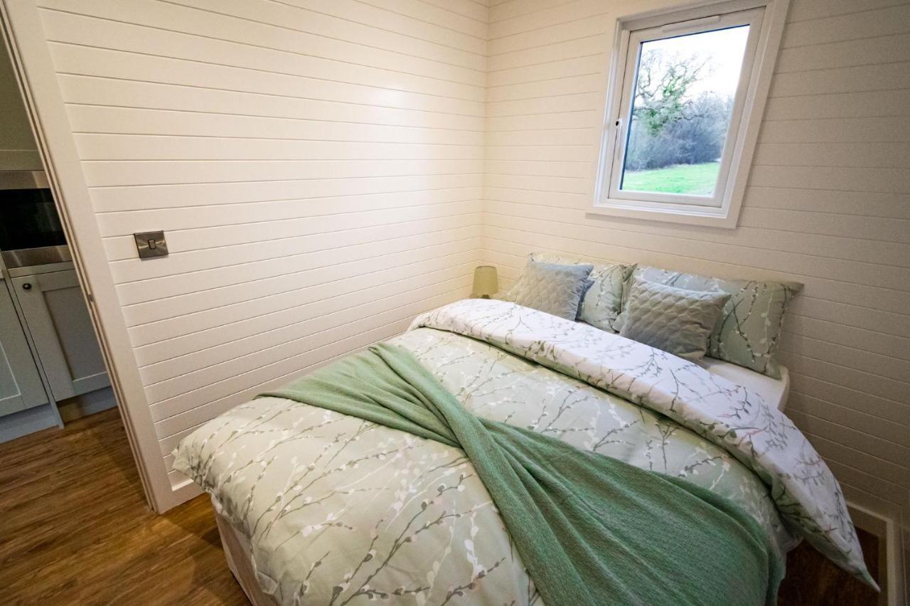 1-Bed Pod Cabin In Beautiful Surroundings 렉섬 외부 사진